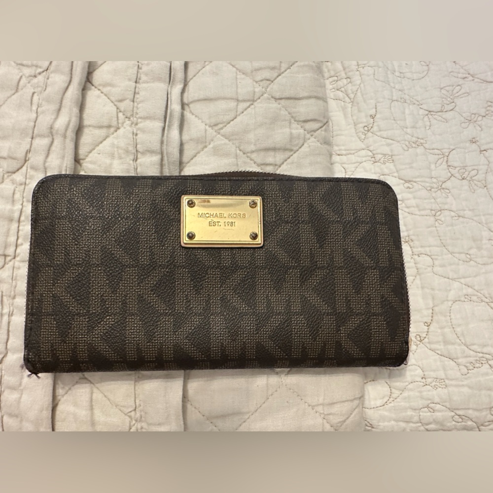 Michael Kors Zip Around Wallet